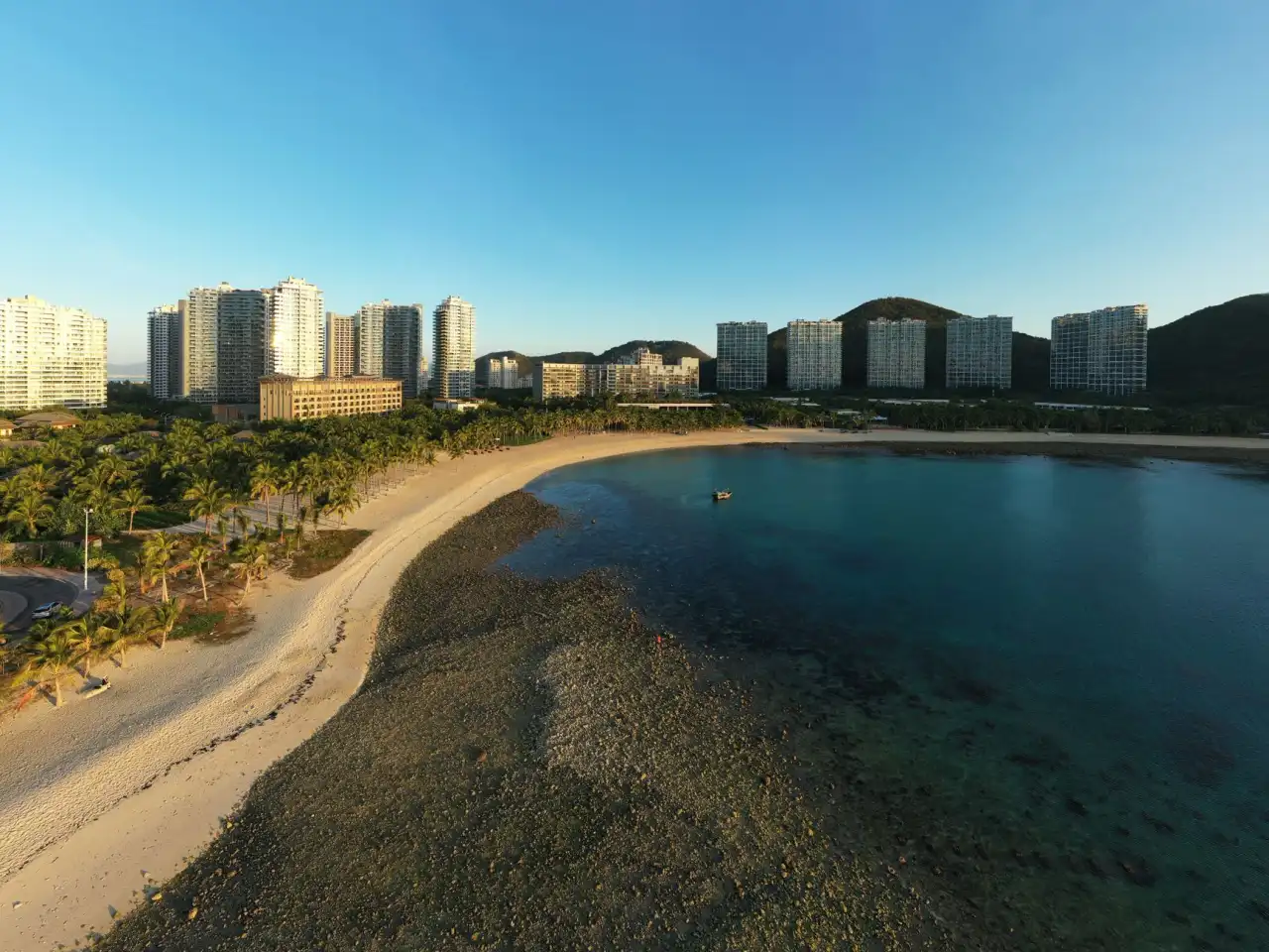 定制软件开发与模板建站对比：海南中小企业如何选择合适的技术方案